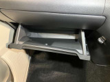 【グローブボックス】容器がせり出してくるバケットタイプ!一目で中身を把握でき、取り出しやすさにも優れます!