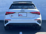 Audiのリヤディフューザーは、車両の後方での空気の流れを整え、乱流を減少させることで、走行安定性を向上させます。またスポーティで洗練された外観を提供し、全体のスタイルに一体感を持たせます。