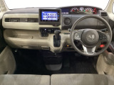 車内は光触媒抗菌消臭施工済です。インパネ周りはスタイリッシュなデザインで機能や装備も充実しています。グローブボックスやカップホルダーのほかにトレーなどたくさんの収納スペースが付いています。