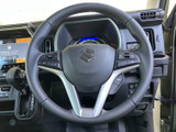 手に取りやすい形状で、左右のスポークには各種スイッチを配置。運転姿勢を保ったまま必要な操作に手が届きやすく、日常の運転をサポートする実用的な装備です。