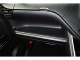 インパネテーブル装備!車内での小物などを一時的に置くとき利用できます。