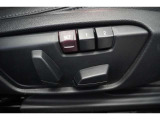 レザーシートおよび両席電動シート、シートヒーターを装備☆お問合せ0078-6002-613077迄お待ちしております。大阪府吹田市芳野町5-55 毎水曜、第二・第三火曜日定休 営業時間10:00〜18:00