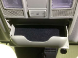 サングラスホルダーを備えたオーバーヘッドコンソールを装備。運転中に使う小物をスマートに収納でき、車内の整理整頓にも役立ちます。