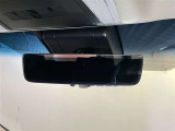 【デジタルインナーミラー】後方のカメラ映像をルームミラーに映し出す装置で荷物や乗員に視界を遮られる事無くしっかり確認できます。