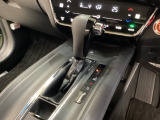 CVT車のセレクトレバーです。低速から高速まで、変速ショックのないスムーズな走りと、エンジン効率のよい領域を維持して燃費にも貢献します。