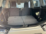 リアシートを倒せば、広い荷室を確保できます。