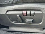 運転席メモリー付きフロント電動シート装備。