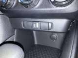 スマートフォンやお手持ちの機器のバッテリー残量が少なくなっても、運転中に充電ができるので安心ですね!
