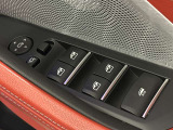 ドアミラー調整とパワーウインドウスイッチは操作し易い位置に装備されております