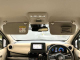 運転席サンバイザーにはバニティミラー付きで車内でもお化粧直しできます