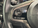 ステアリングにオーディオ操作スイッチが付いています。オーディオ画面に直接タッチしなくても操作が出来ますので、運転に集中できます。