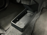【センターフロアトレイ】ボックスティッシュを置いた下にも携帯電話などを収納できる空間が設けられております♪