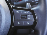 【アダプティブクルーズコントロール】ステアリングのスイッチを操作するとミリ波レーダーで先行車との距離を測定。設定を適切に保ちながら加速・減速、さらに停止まで自動に追従します。