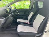 前席は明るい色と黒を組み合わせたシートで、車内にメリハリを添えています。運転席から助手席まで見渡しやすく、足元にもゆとりを感じられる配置です。