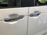【ドアハンドル】Hondaスマートキーを携帯し、ロックボタン、ドアハンドルを操作することで施錠や解錠ができます。