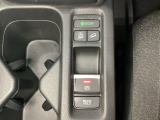 セレクトレバーの下に電子制御パーキングブレーキがあります。スイッチひとつで、停車した地点の傾斜などをシステムが検知・判断してブレーキ力を自動的に制御し、しっかり停車できるパーキングシステムです。