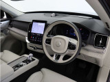 インストルメントパネルは僅かに運転席側へと傾けられているほか、余計なスイッチ類を可能な限り排し、運転に集中しやすい環境を造り出しています。