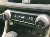 温度や風量などの表示が中央にまとまり、左右のダイヤルも見分けやすい空調パネルです。必要な情報を一目で確認しやすく、日々の車内環境の調整に便利です。