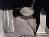 【ペダル】BMWはオルガン式アクセルペダルを採用しています。踏み込む足とペダルが同じ軌跡を描くため、かかとがずれにくく、アクセルコントロールがよりしやすくなるメリットがあります。