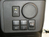 コーナーセンサーを車の前後に装備。障害物までの距離に応じて警告音を変えてお知らせ。縦列駐車時や駐車場・車庫などでの取り回しをサポートします。詳細は販売店スタッフまでおたずねください。