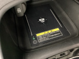 センターコンソールにはワイヤレス充電器を装備してます。Qi(チー)規格対応のスマートフォンなどを置くだけでワイヤレスで充電可能です。