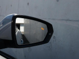 アウディサイドアシスト『後方の死角を並走する車両を検知しドアミラーの内側のLEDが点灯。ドライバーに注意を促し事故を未然に防ぐシステムです。』