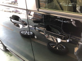 【ドアハンドル】Hondaスマートキーを携帯し、ロックボタン、ドアハンドルを操作することで施錠や解錠ができます。