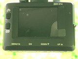 本体に画面と複数のボタンを備えた記録機器が設置されています。表示やメニュー操作に使うボタンが確認でき、車両の状況を記録する装備として日々の運転をサポートします。