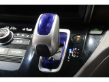 インパネシフトだから視線の移動も少なく足元もスッキリ♪運転席もゆったりしているのでゆとりを持ってドライブできますね!