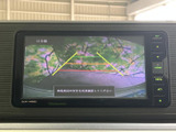 画面には車両後方の映像と目安線が表示され、駐車時に後ろの位置関係を確認するのに便利です。画面上の案内表示も分かりやすく、周囲を目視で確かめながら車庫入れを行う際に役立ちます。