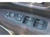 運転席側に窓の操作ボタンがあります。ロック機能が付いているのでお子様連れでも安心です。