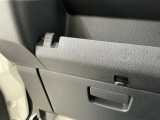 【フック】フックの用途は様々。手荷物のバッグや買い物袋、ビニール袋をぶら下げてゴミ箱にしても良いですね♪
