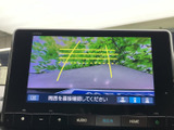 後方の映像にガイドラインが表示され、駐車時に周囲との位置関係を確認する目安になります。画面を見ながら後方を確認できるため、車庫入れや狭い場所での取り回しをサポートします。