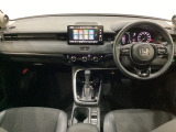 車内は光触媒抗菌消臭施工済です。インパネ周りはスタイリッシュなデザインで機能や装備も充実しています。グローブボックスやカップホルダーのほかにトレーなどたくさんの収納スペースが付いています。