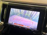 【バックカメラ】駐車時に後方がリアルタイム映像で確認できます。大型商業施設や立体駐車場での駐車時や、夜間のバック時に大活躍!運転スキルに関わらず、今や必須となった装備のひとつです!
