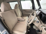 広い足元に肘掛けもついたゆったり座れるシートです。運転席と助手席の間が空いているため、助手席側への移動がスムーズです。交通量の多い道でも、助手席側から乗り降りができます。