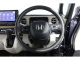 運転中もハンドルでの操作が可能です。特に高速道路等の目が離せない運転時には、便利さだけでなく、安全性も兼ね備えております。