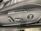 無段階調整式パワーシート 正しい乗車姿勢によって運転のしやすさと、万が一の際に乗員保護能力を最大限に高めます。