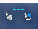 【シートヒーター&ベンチレーション】夏場は涼しい風でお尻や背中の熱やムレを防ぎ、冬はエアコンよりも早く温まってポカポカに!季節を問わず快適に過ごせます。
