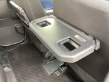 前席背面には格納式のテーブルも装備。食事やスマホ・タブレットでの動画視聴など様々な用途で活躍します。サイドにはちょっとした荷物がかけれて便利なコンビニフック付きです。
