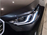 【LEDヘッドライト】先進のLEDテクノロジーを採用。放射される白色光の周波特性は太陽光に近く、バイキセノン・ヘッドライトを上回るコントラストで更に明るく輝きます!