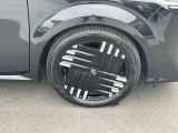 スタイリッシュな純正アルミホイールです。シャープなデザインが車両のデザインとマッチしています。