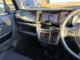 ストレートで操作性に優れたシフトレバーなので運転しやすいつくりになってます。ハンドルから近く運転しやすいインパネシフト。広い足元空間を確保してウォークスルーを実現、助手席側からの乗り降りもスムーズです