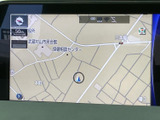 見やすい地図表示で、目的地までの道順をスムーズに検索できます。運転に集中しながら、安全なカーナビゲーションを体験してください。