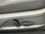運転席はパワーシートで細かいシートポジションが設定できますね