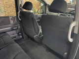 2列目から見た運転席の背もたれ。グリップが付いています。