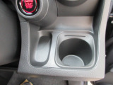 運転席から手の届きやすい位置に、ドリンクホルダーと小銭などを入れて置けるトレイが付いています。