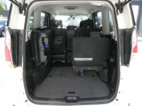 サードシートは5:5分割可倒式を採用しておりますので、乗車人数やお荷物の量に併せてアレンジが可能です♪
