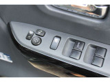運転席側に窓の操作ボタンがあります。ロック機能が付いているのでお子様連れでも安心です。