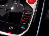 【コックピットシート】BMW車の主役席。車体中央にくる様に配置し車両重心とが一致する事でドライバーと車との一体感あるドライビングを実現。人間工学に基づき形成した形状が長時間のドライブ疲労も軽減します!
